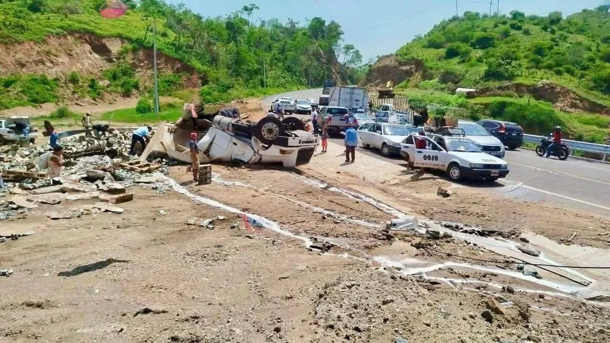 Muere trailero por volcadura en la Acapulco–Pinotepa Nacional, cerca de Tenango