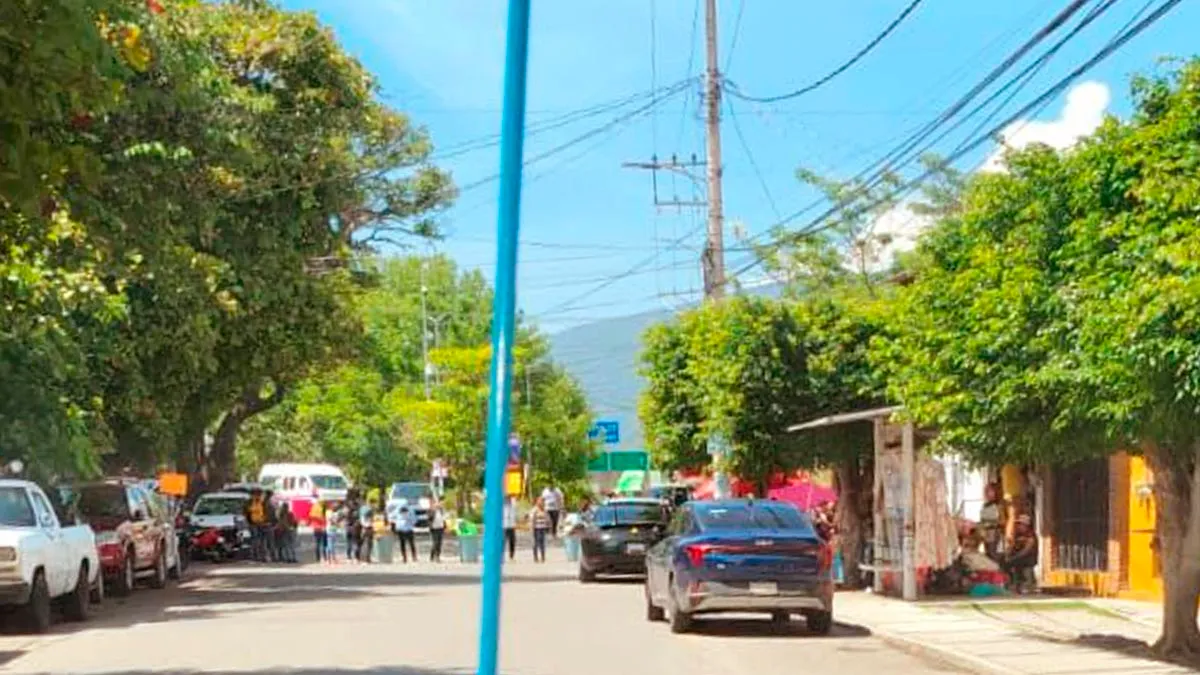 Maestros bloquean avenida Juan Ruiz de Alarcón de Chilpancingo por falta de atención de la SEG