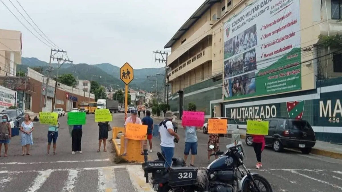Vecinos bloquean avenida Constituyentes en Acapulco para exigir suministro de agua potable