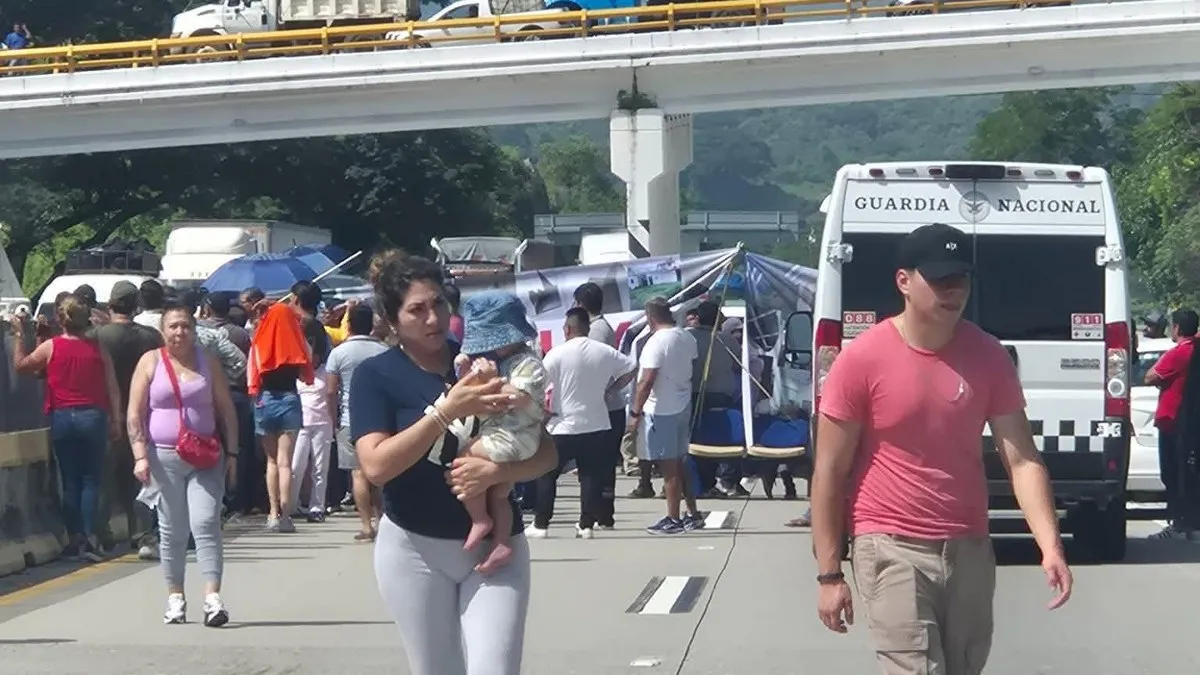 Bloqueo en Tierra Colorada colapsa la Autopista del Sol; amagan con desalojo