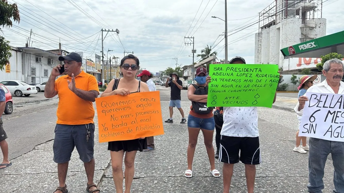 Vecinos bloquean la avenida Ejido en Acapulco por falta de agua potable