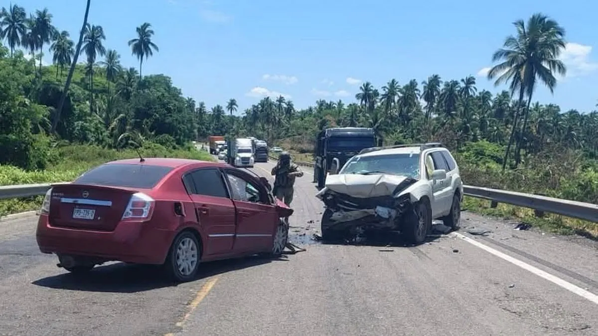Mueren dos personas tras choque frontal en La Unión, Guerrero