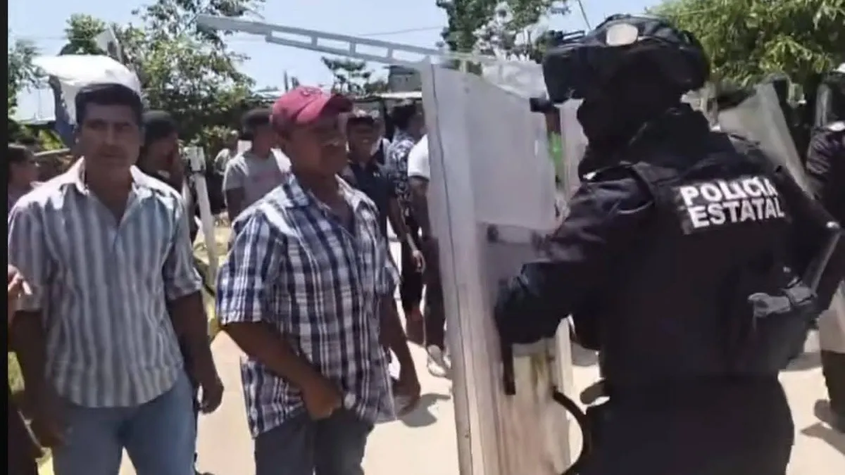 Pobladores chocan con la Policía Estatal por decomiso de motocicletas en Ometepec