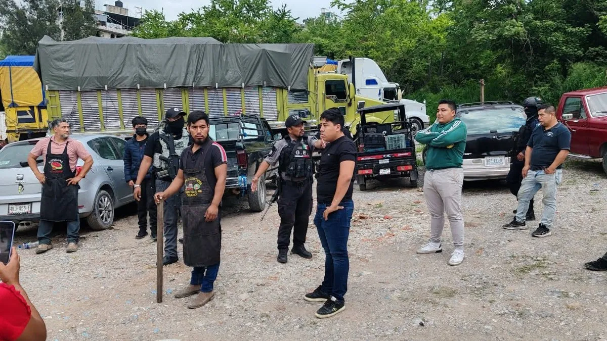 Chocan comerciantes y grupo ligado a empresario por predio del mercado de Chilpancingo