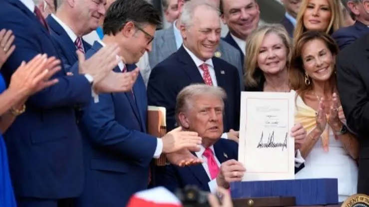 Trump promulga entre fuegos artificiales su "Ley grande y hermosa" de presupuesto