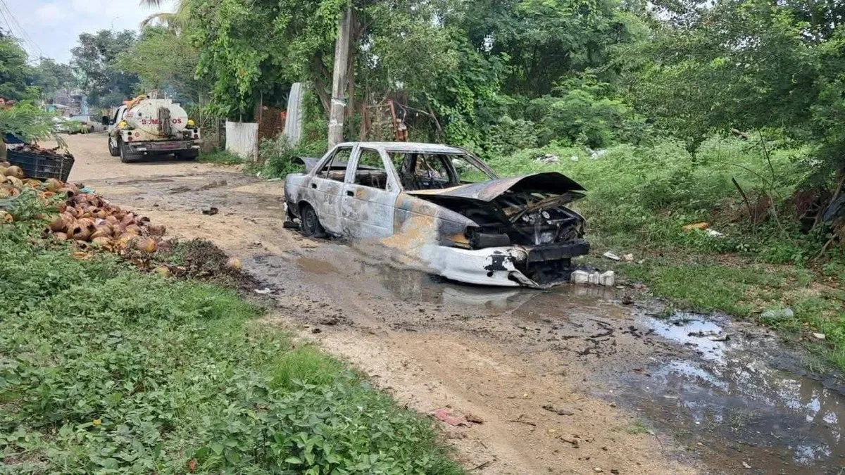 Hallan cuerpo calcinado dentro de taxi incendiado en Ciudad Renacimiento, Acapulco