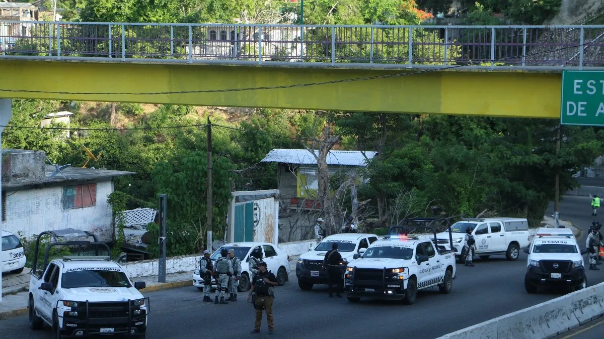 Hallan tres cuerpos dentro de un taxi abandonado en La Tolva de Acapulco