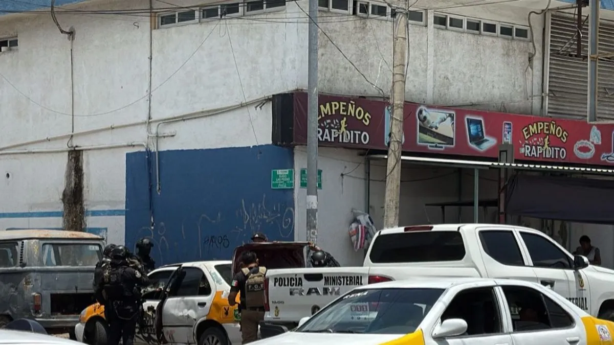 Taxista se da a la fuga y policías lo persiguen a balazos en Acapulco