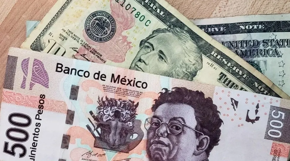 Peso mexicano pierde valor ante el dólar, tras acuerdo de Trump con la Unión Europea
