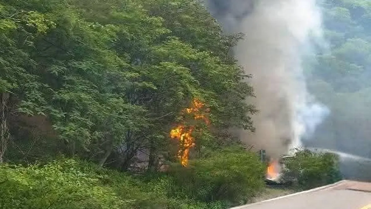 Se incendia pipa de combustible en El Salado, Tlapa