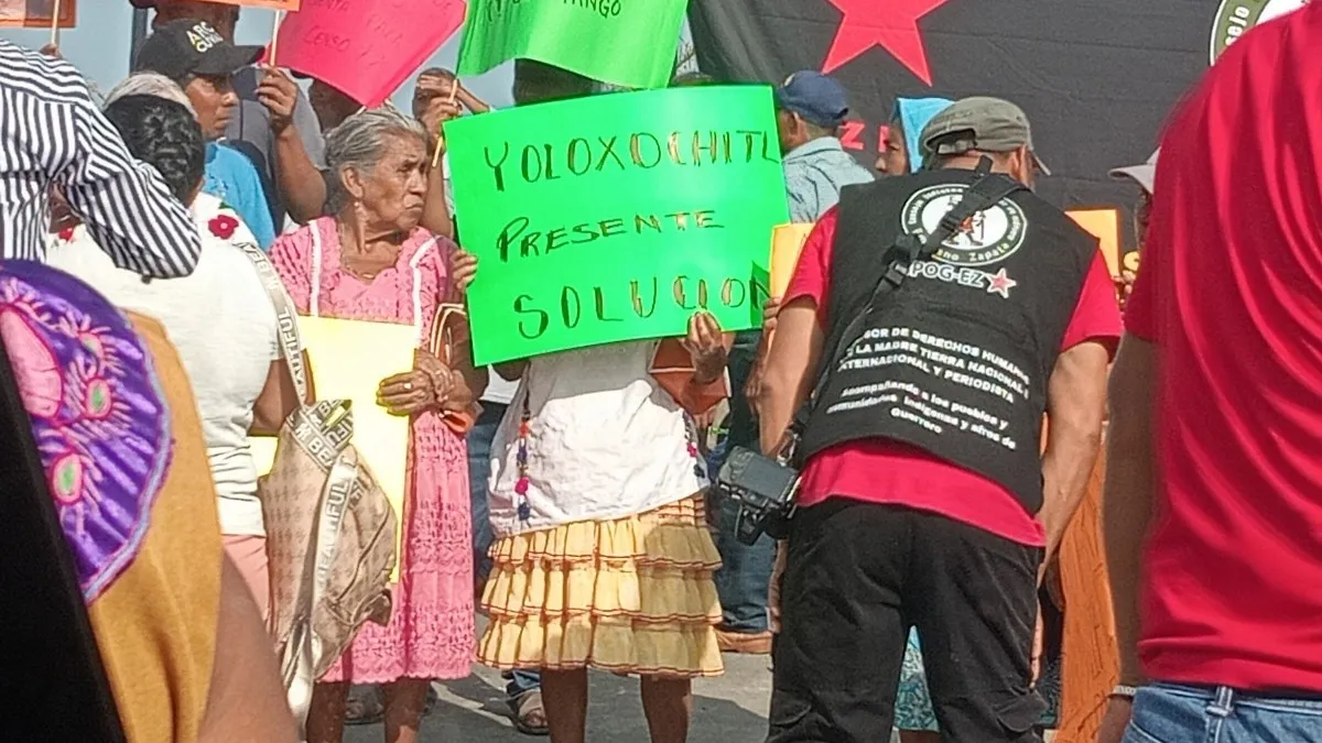 Bloquean en Marquelia, Guerrero; exigen censo tras huracán y acusan “abandono y desprecio”