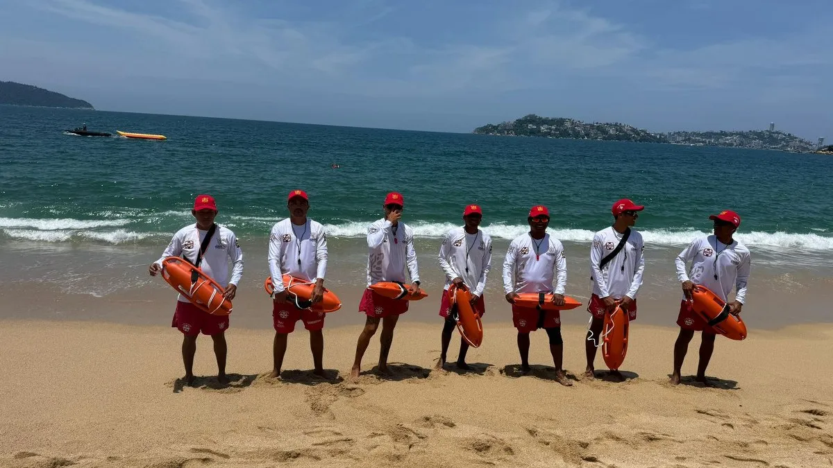 Dotan de equipo nuevo a guardavidas de la Promotora de Playas en Acapulco