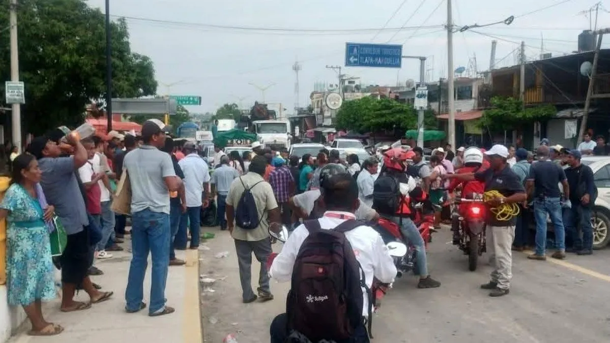 Segundo día de bloqueo en Costa Chica; exigen censo tras huracán Erick