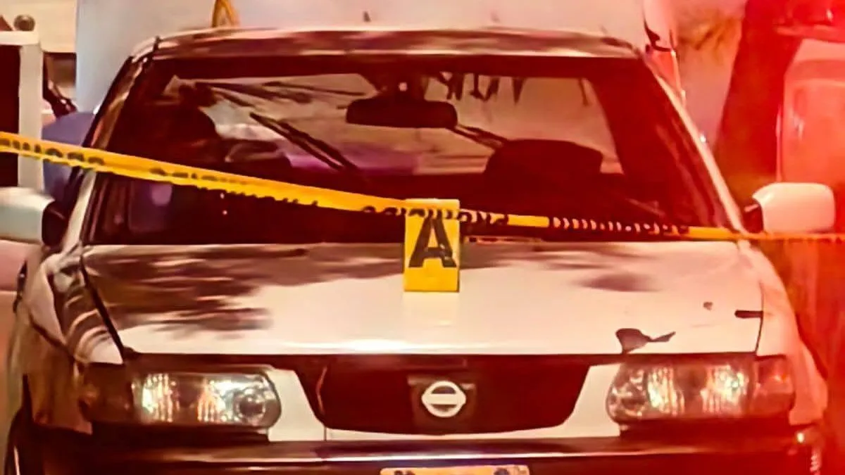 Abandonan taxi con restos humanos en La Diana de Acapulco