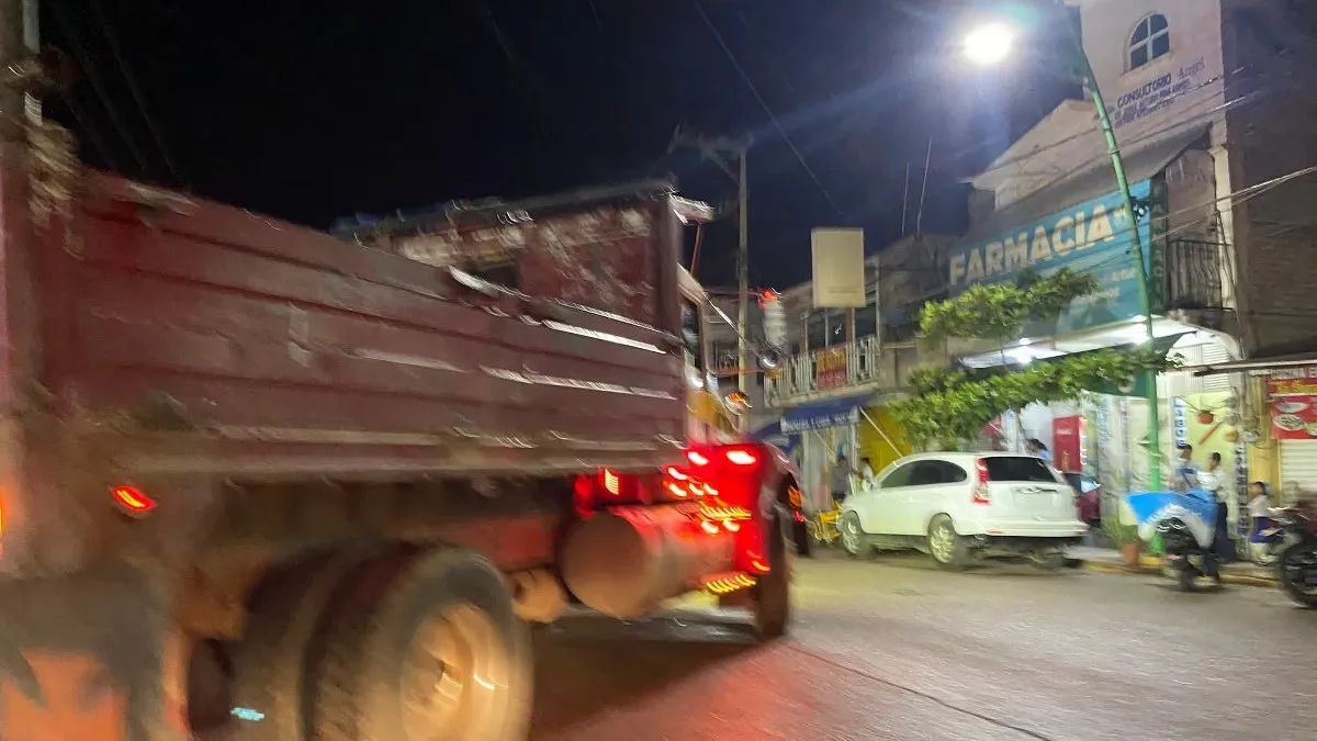Muere niña atropellada por camión de materiales en Tlapa; conductor fue liberado