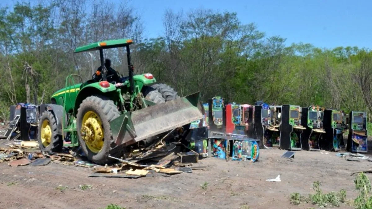 FGR incinera más de dos toneladas de drogas y destruye 186 máquinas tragamonedas en Sinaloa