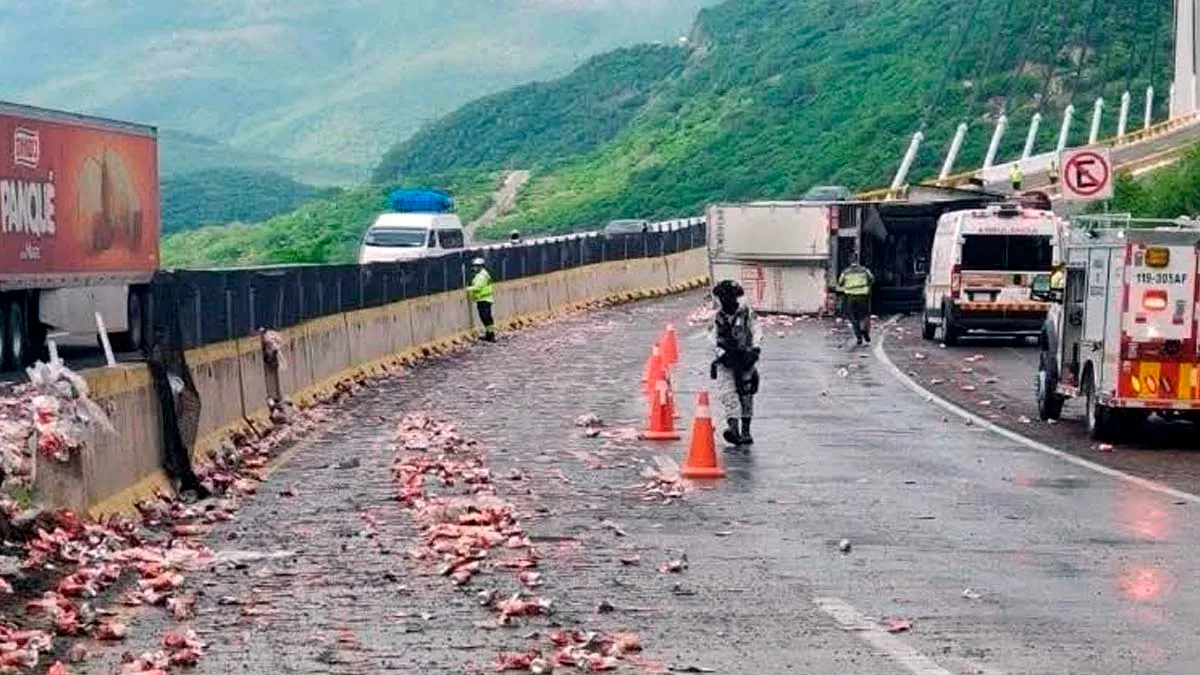 Vuelca tráiler con cerveza en la Autopista del Sol de Guerrero