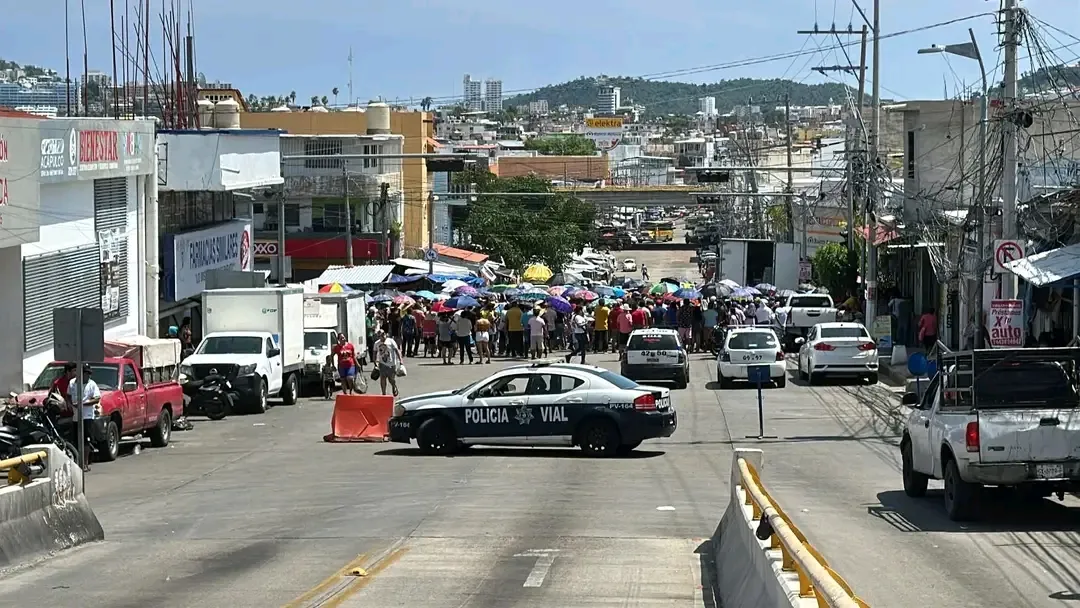 Acapulco vive segundo día de bloqueos: comerciantes exigen liberar a detenidos del Mercado Central