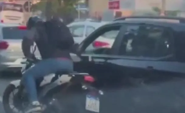 Roba una moto, lo desarman y lo asesinan en plena calle con su propia arma. Video