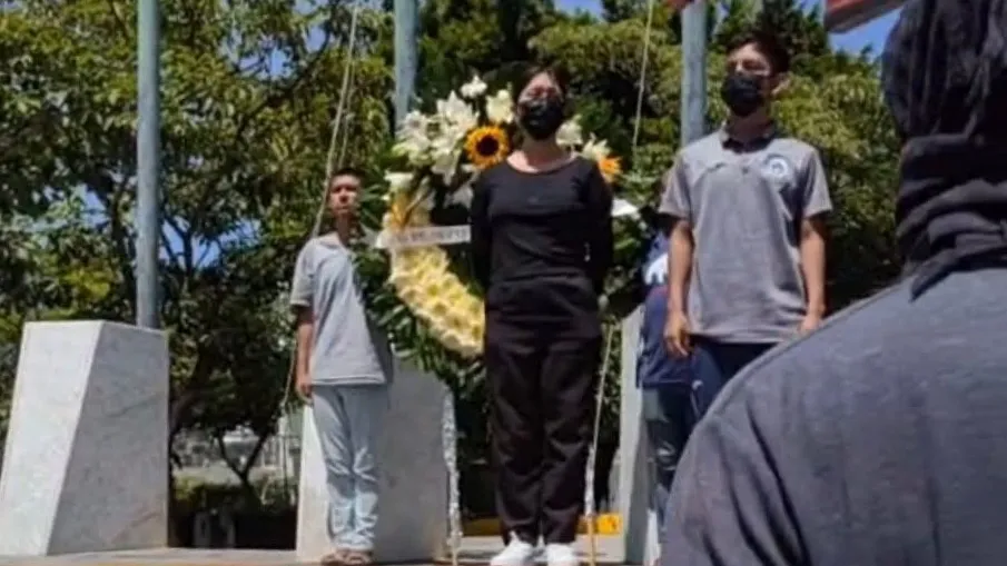 Ayotzinapa bloquea avenida en Chilpancingo y exigen justicia por los 43