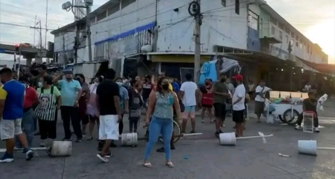 Tensión en Acapulco: comerciantes bloquean tras detenciones en el Mercado Central