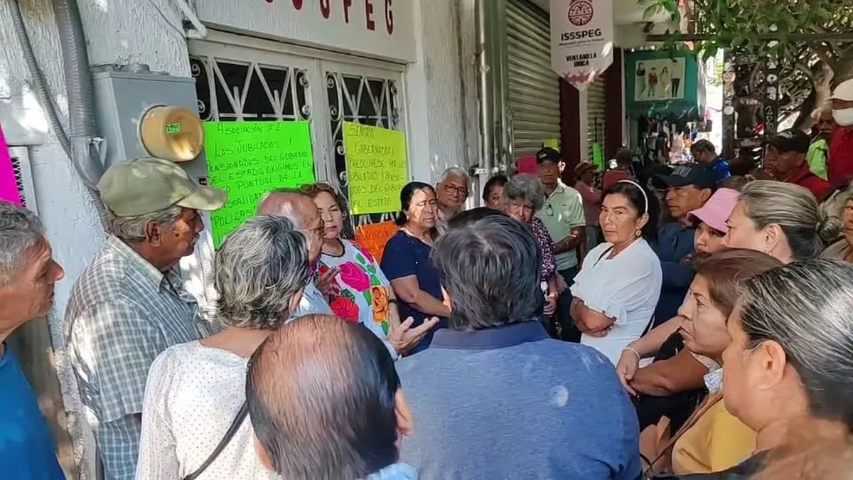 Jubilados del ISSSPEG protestan en Chilpancingo por retraso en pensiones