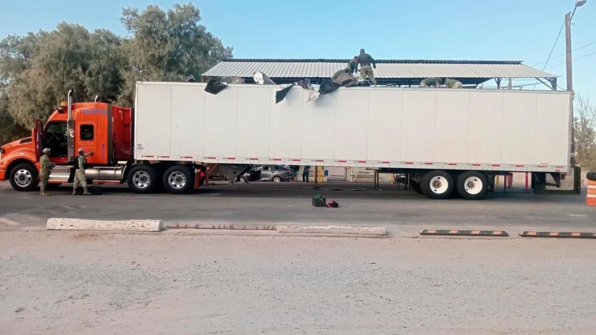 Transportaba más de mil paquetes de cocaína en un tráiler con modificaciones en el techo, en Sonora