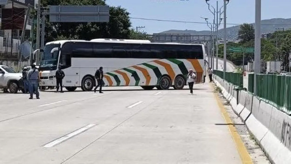 Protesta de normalistas bloquea la Autopista del Sol en Chilpancingo