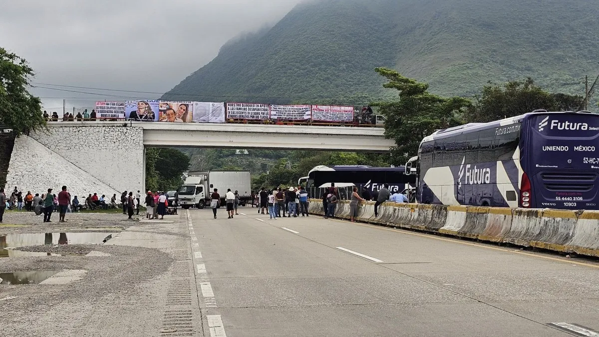 Colapsa Autopista del Sol: bloqueo en El Ocotito provoca fila de decenas de kilómetros