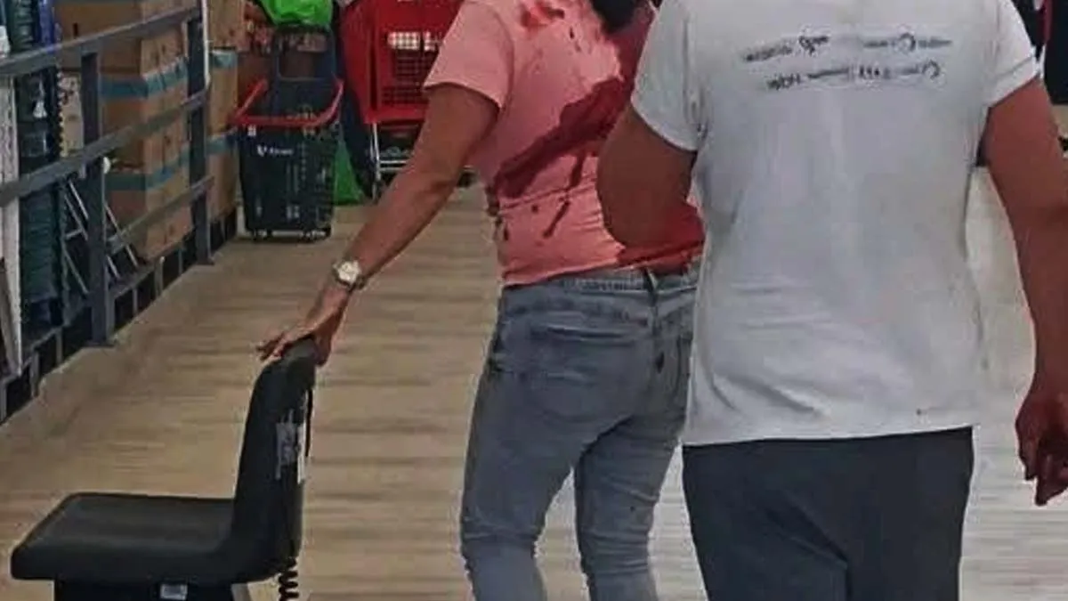 Atacan a mujer en estacionamiento de supermercado en Acapulco