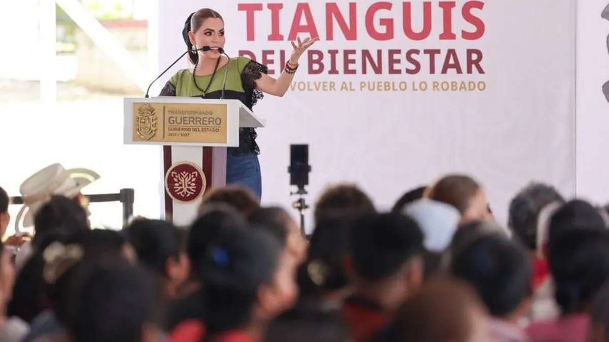 Evelyn Salgado entrega apoyos del Tianguis del Bienestar en Ayutla