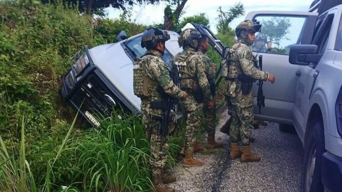 Dos marinos lesionados deja accidente vehicular en la Acapulco-Pinotepa de Guerrero