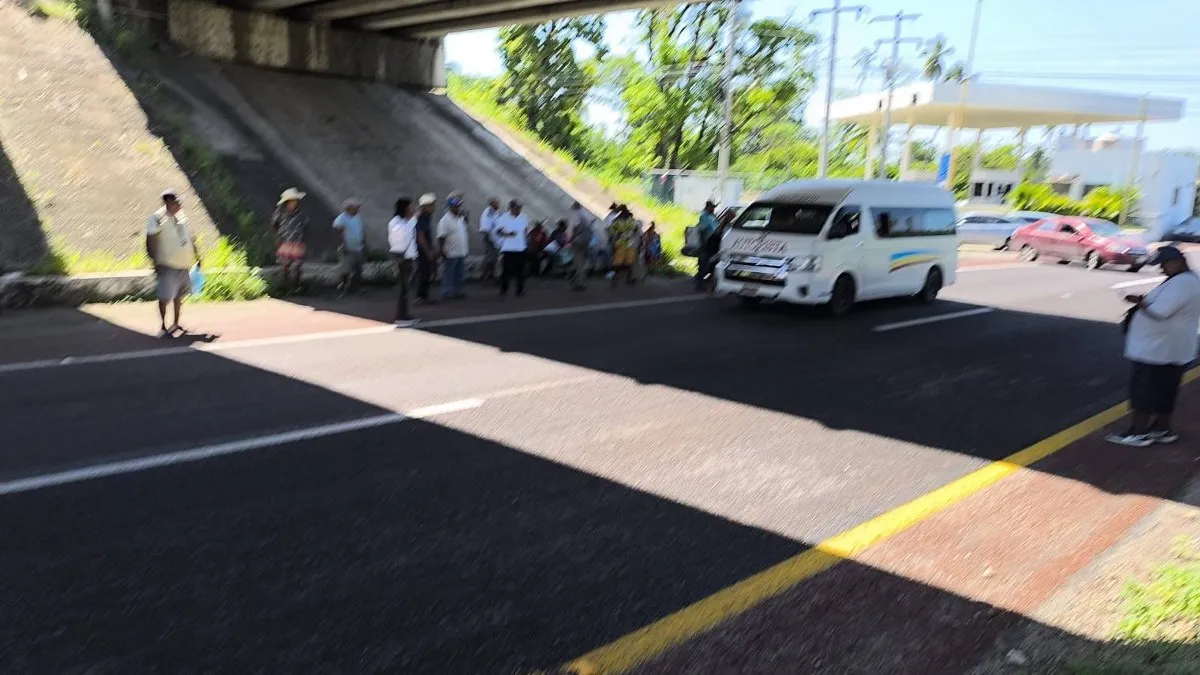 Ejidatarios bloquean Viaducto Diamante en Acapulco por pagos pendientes de tierras