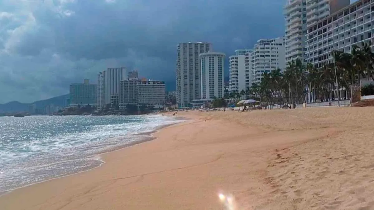 Turistas fallecen en Acapulco al intentar recuperar sandalias arrastradas por el mar