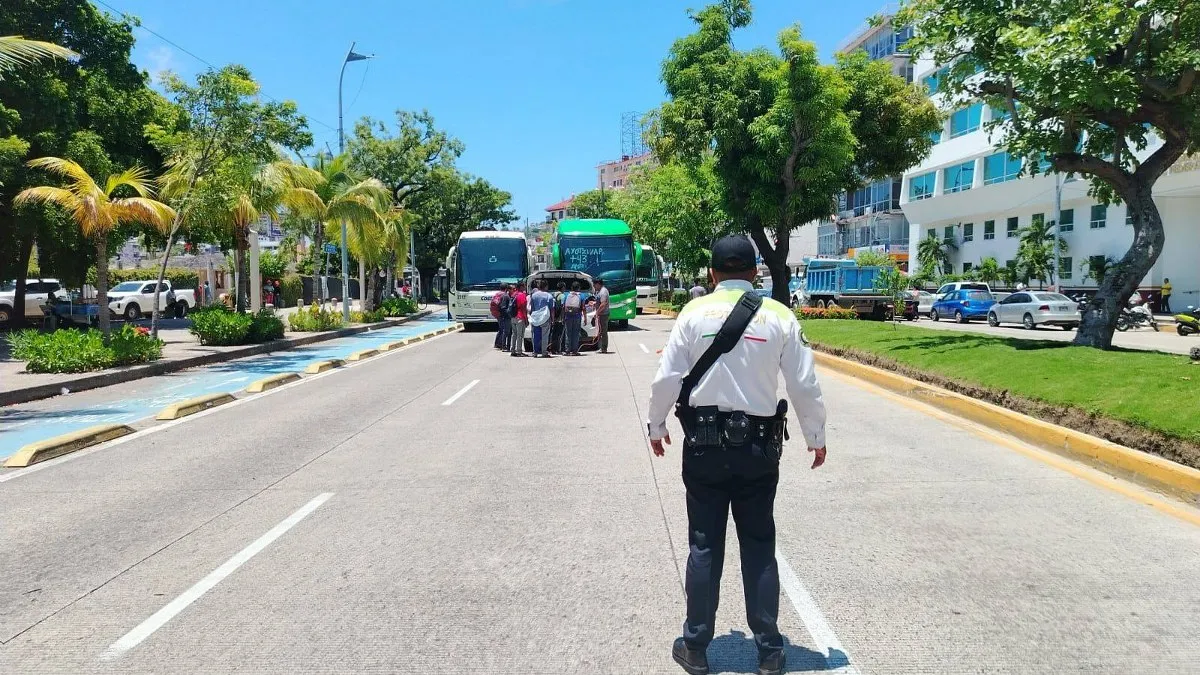 Marchan estudiantes de Ayotzinapa en la Costera de Acapulco
