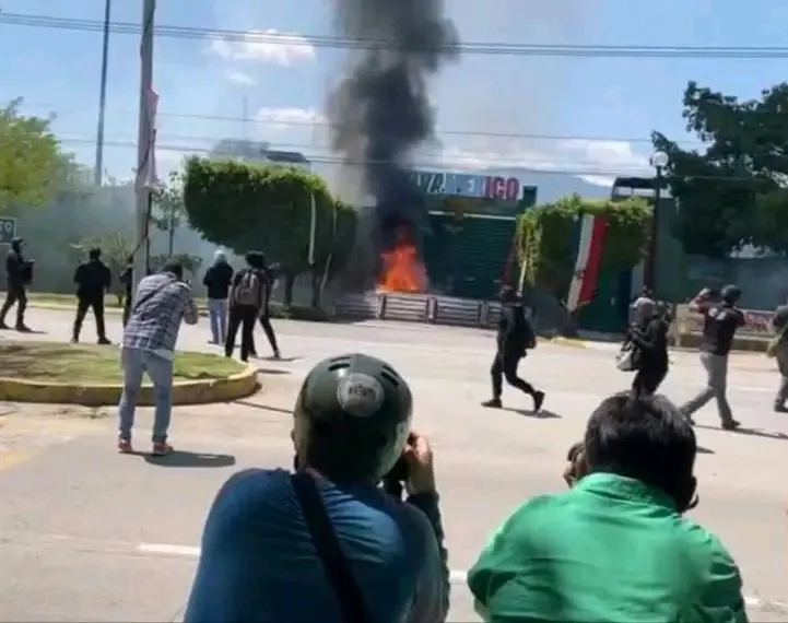 Lanzan decenas de petardos a cuartel militar de Iguala durante protesta por los 43