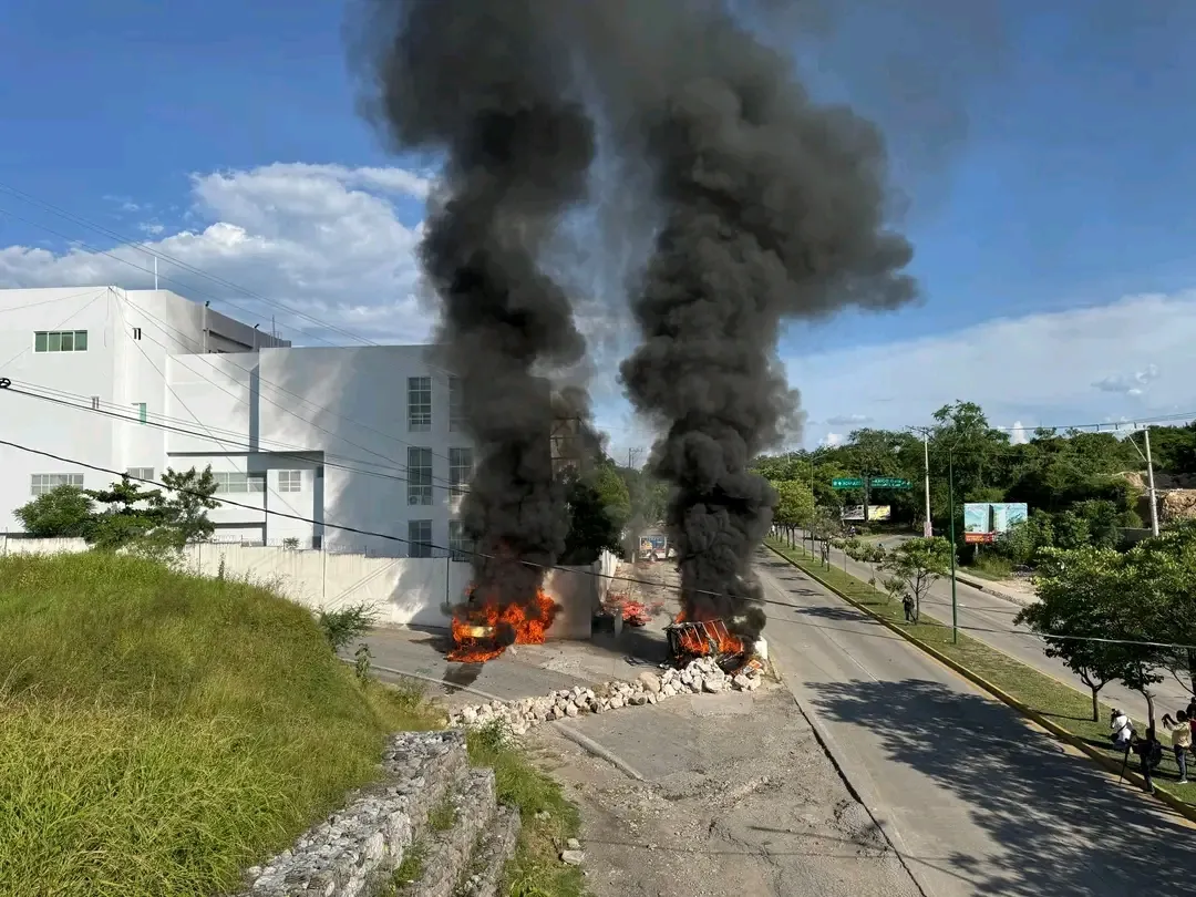 Incendian tres vehículos e irrumpen en Palacio de Justicia de Iguala en protesta por Ayotzinapa