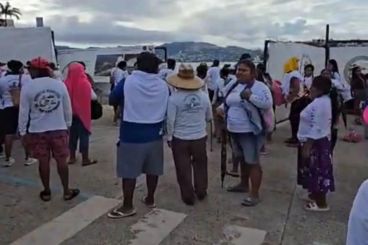Prestadores turísticos toman Jardín del Puerto y frenan obras del Marinabús en Acapulco