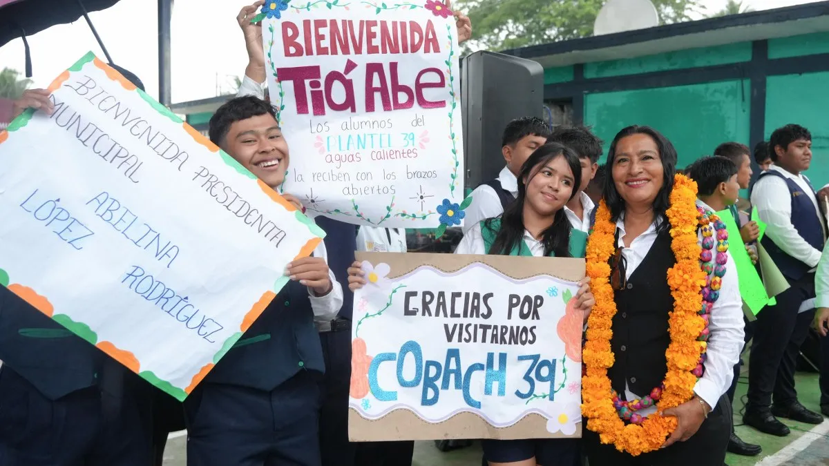Abelina López entrega obras escolares y anuncia pavimentación en zona rural de Acapulco