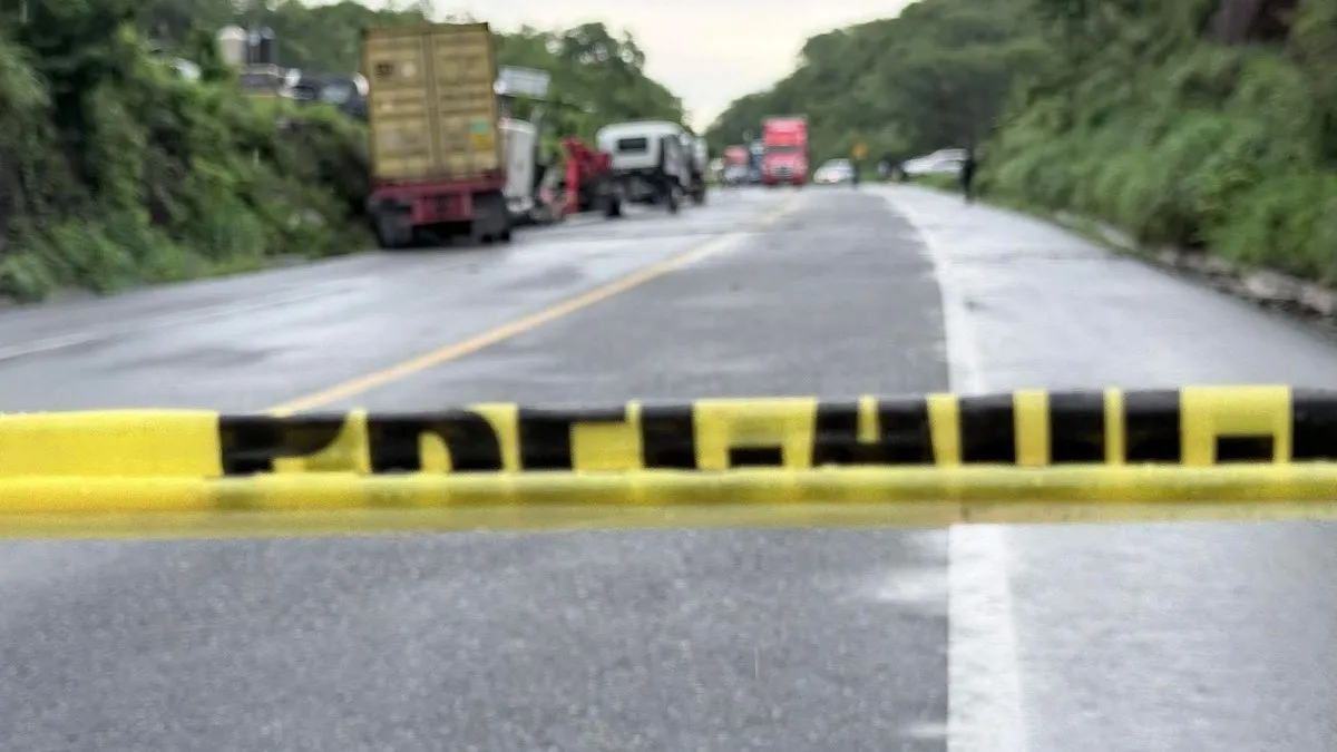 Un muerto tras choque entre tráiler y automóvil en libramiento de Zihuatanejo