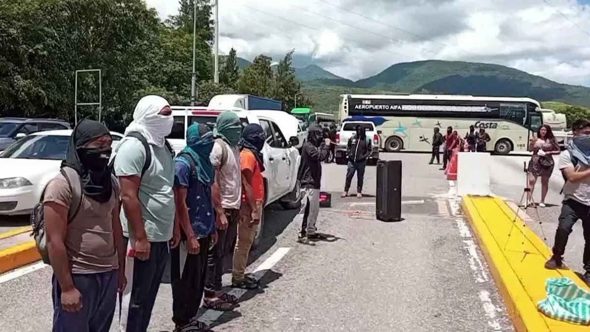 Normalistas de Ayotzinapa toman caseta de Palo Blanco de la autopista del Sol