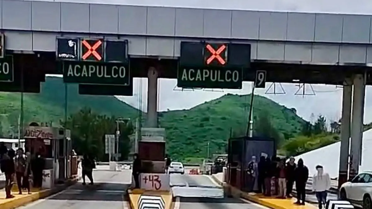 Padres de los 43 toman caseta de Palo Blanco; exigen al Ejército entregar archivos del caso Ayotzinapa