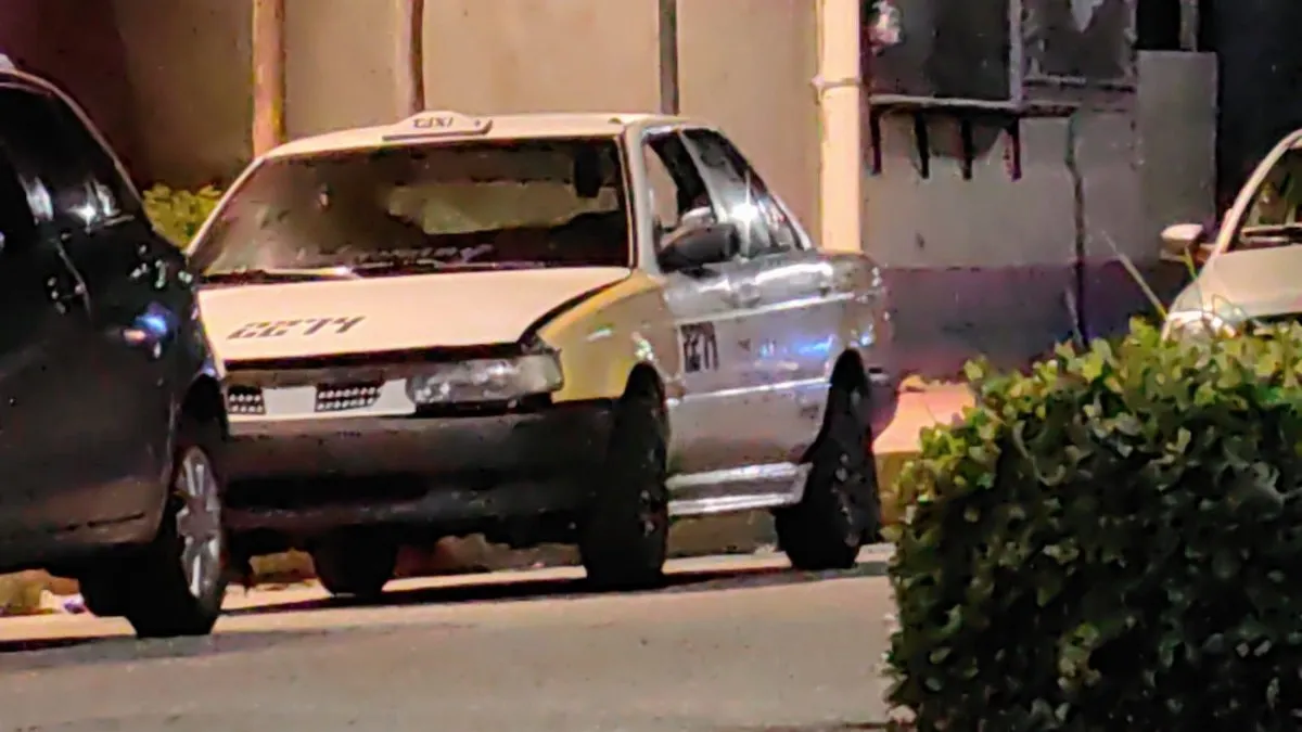 Hallan cadáver en taxi abandonado a metros de la Costera de Acapulco