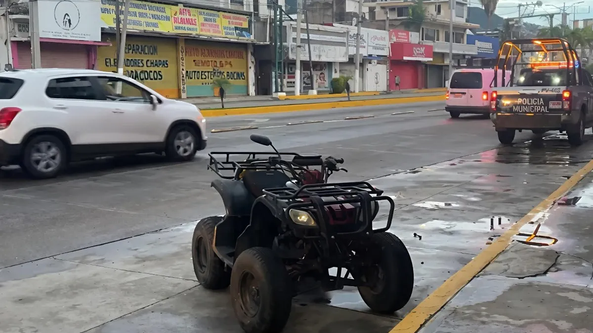 Queda gravemente herido tras caer de cuatrimoto en avenida Cuauhtémoc de Acapulco