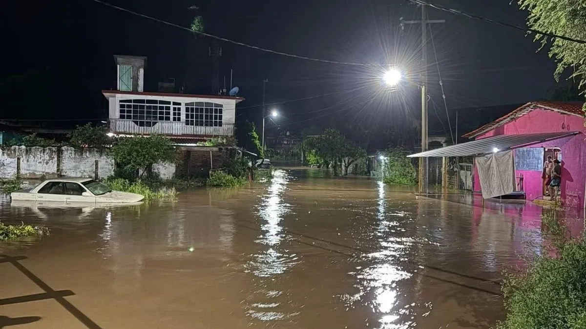 Desborde de arroyo en Coyuca de Benítez deja daños en 30 casas