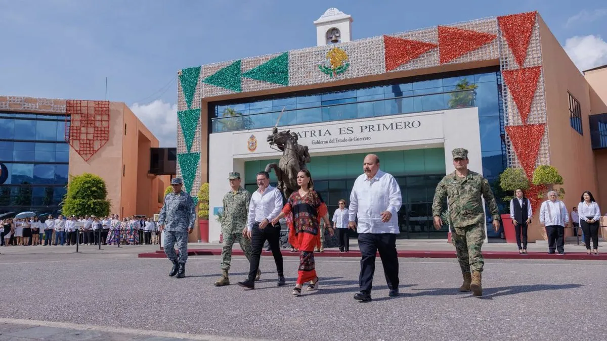 Gobernadora llama a la unidad en izamiento de Bandera en Chilpancingo