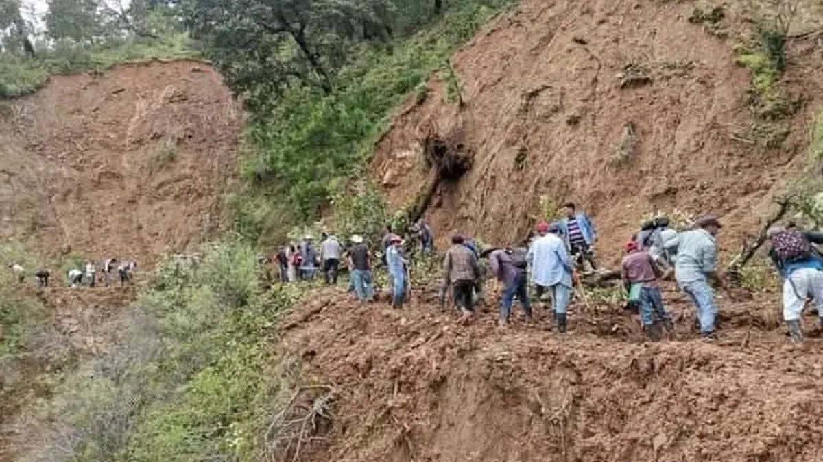 Exigen comunidades de San Miguel Totolapan y Heliodoro Castillo rehabilitación de caminos