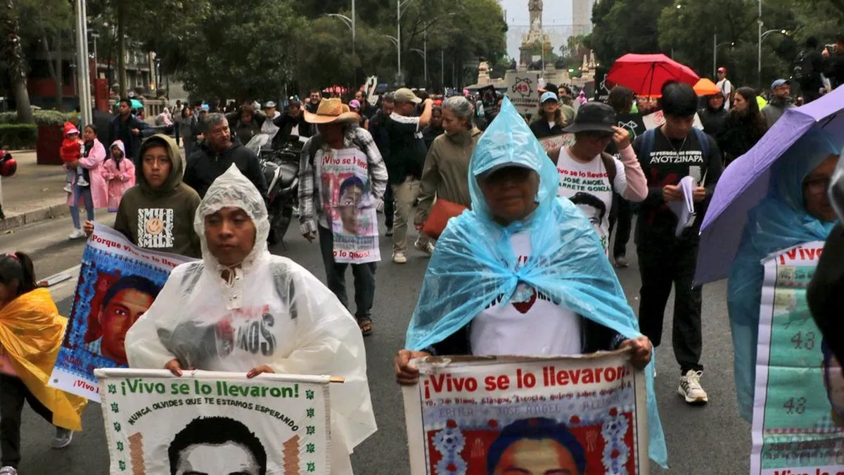 Once años sin justicia: miles marchan en CDMX por los 43 normalistas de Ayotzinapa