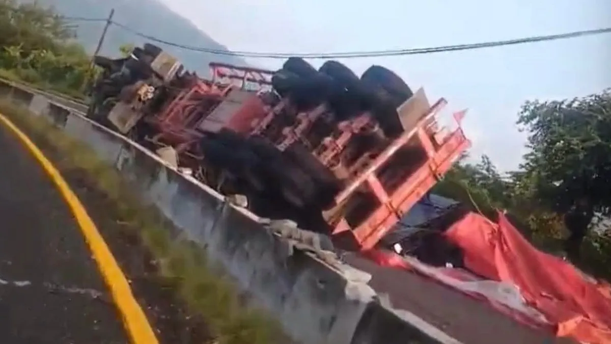 Cierran vialidad en Tlapehuala por accidente de tráiler