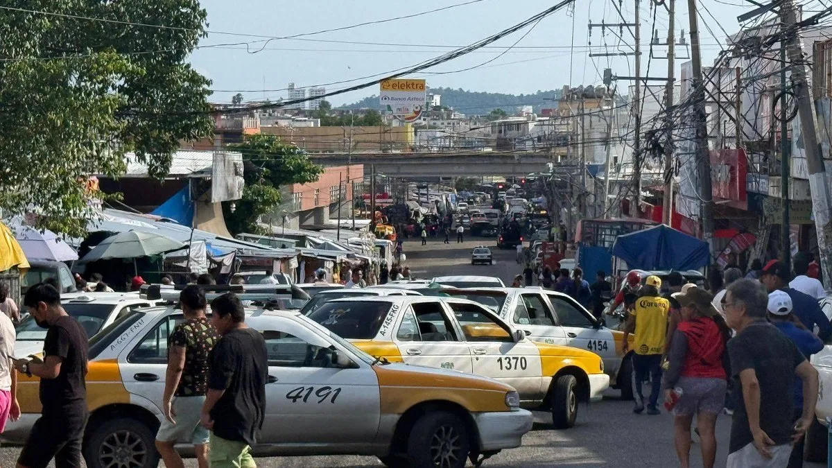 Comerciantes bloquean la Cuauhtémoc de Acapulco tras detención de tres personas